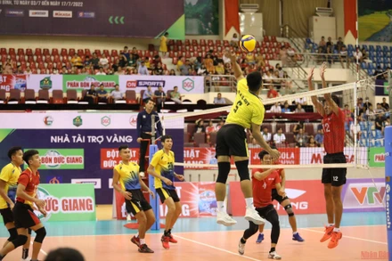 Trận đấu giữa đội nam Tràng An ( Ninh Bình) gặp đội Bến Tre.