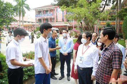 Bộ trưởng Giáo dục và Đào tạo Nguyễn Kim Sơn kiểm tra thực tế tại điểm thi Trường THPT chuyên Lê Quý Đôn.