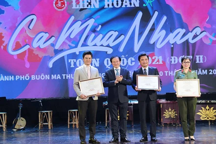 Ban tổ chức trao giải xuất sắc cho 3 đơn vị nghệ thuật. (Ảnh: Cục Nghệ thuật biểu diễn)