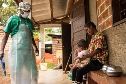 Nhân viên y tế điều trị cho trẻ em mắc bệnh đậu mùa khỉ ở Zomea Kaka, Cộng hòa Trung Phi. (Ảnh: AFP/TTXVN)