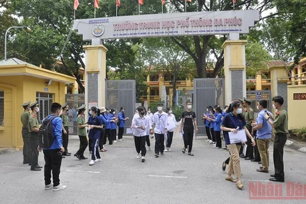 Thí sinh điểm thi Trường THPT Đa Phúc, Sóc Sơn, Hà Nội kết thúc buổi thi sáng 7/7.