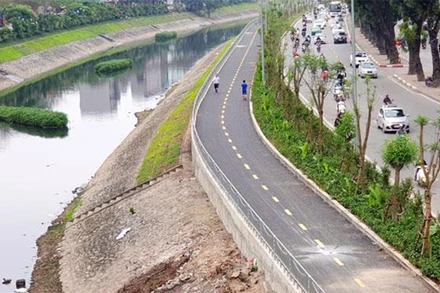 Đường đi bộ ven sông Tô Lịch.