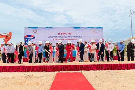 Đại diện chủ đầu tư cùng đối tác thực hiện nghi thức động thổ công viên nước tại Dự án KN Paradise.