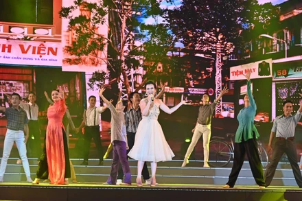 Ca sĩ Võ Hạ Trâm trình bày ca khúc “Ơi cuộc sống mến thương”; sáng tác: Nguyễn Ngọc Thiện.