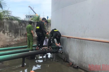 Lực lượng công an khám xét một điểm trong Chuyên án 920G.