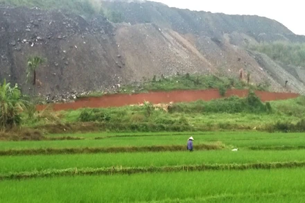 Bãi thải mỏ than Phấn Mễ cao như núi, có thể làm vật liệu san lấp.