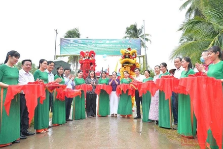 Cắt băng khánh thành cây cầu.