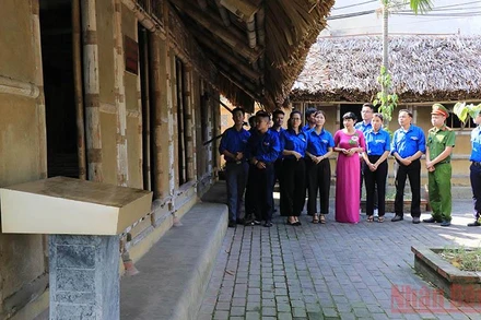 Đoàn viên, thanh niên tham quan tại Nhà lưu niệm Tổng Bí thư Nguyễn Văn Cừ tại phường Phù Khê, thành phố Từ Sơn, tỉnh Bắc Ninh.
