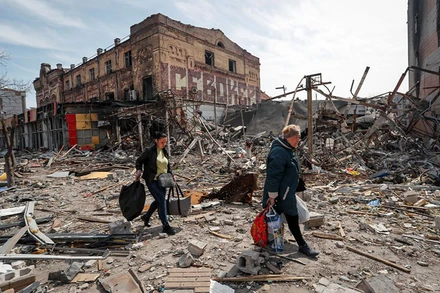 Cảnh hoang tàn tại TP Mariupol, Ukraine, ngày 10/4. (Ảnh: Reuters)