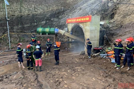 Cảnh sát Phòng cháy chữa cháy Công an tỉnh Điện Biên và lực lượng cứu nạn, cứu hộ nỗ lực tìm kiến 1 công nhân bị lũ cuốn. (Ảnh: LÊ LAN)