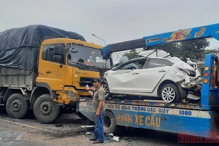 Vụ tai nạn khiến xe ô-tô biển số 60A-581.75 bị biến dạng.