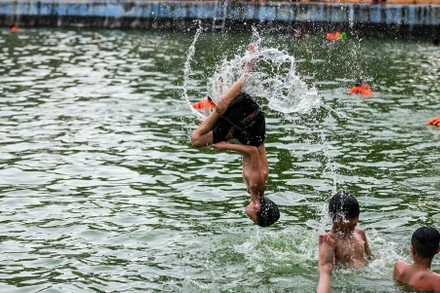 Độc đáo làng cổ Yên Trường "biến" ao làng thành bể bơi