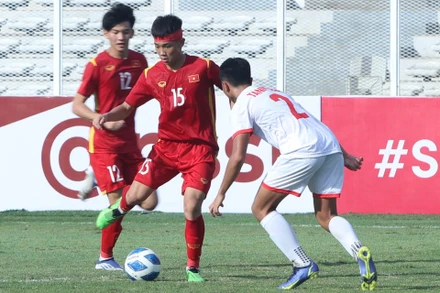 Đình Bắc phải băng bó đầu sau va chạm với cầu thủ Philippines. (Ảnh: VFF)