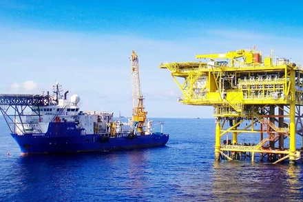 Khai thác dầu khí tại mỏ Tê Giác Trắng.