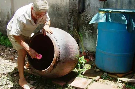 Người dân chủ động diệt loăng quăng phòng bệnh sốt xuất huyết.