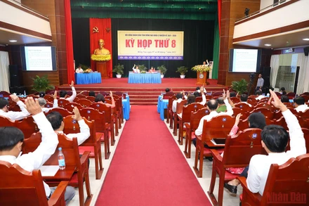 Các đại biểu biểu quyết thông qua nghị quyết tại kỳ họp. 