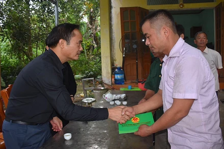 Đồng chí Hoàng Việt Phương, Phó Chủ tịch UBND tỉnh Tuyên Quang trao hỗ trợ cho gia đình nạn nhân.