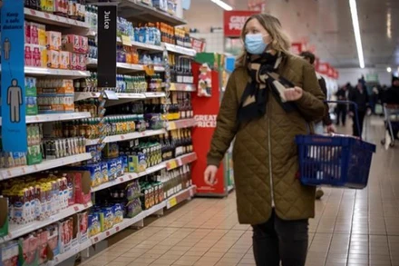 Người dân mua sắm tại một siêu thị ở London, Anh. (Ảnh: AFP/TTXVN)