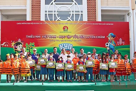 Đại diện Ban Tổ chức trao học bổng, áo phao tặng thiếu nhi tham gia Ngày hội.