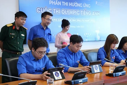 Các thí sinh tham gia thi hưởng ứng tại buổi lễ.