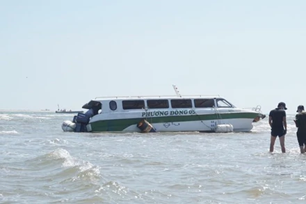 Chiếc ca-nô bị lật khiến 17 người thiệt mạng.