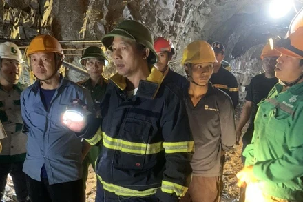 Cảnh sát Phòng cháy chữa cháy Công an tỉnh Điện Biên cùng các lực lượng cứu hộ lên phương án tìm kiếm người bị nạn.