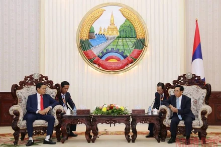 Thủ tướng Lào Phankham Viphavanh (phải) đánh giá cao chuyến thăm Lào lần này của Đoàn công tác tỉnh Hà Tĩnh. (Ảnh: Duy Toàn)