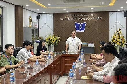 Phó Chủ tịch UBND thành phố Hà Nội Chử Xuân Dũng làm việc với Ban Chỉ đạo thi tốt nghiệp trung học phổ thông quận Ba Đình và lãnh đạo điểm thi.