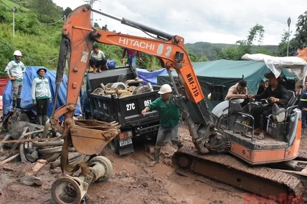 Lực lượng cứu hộ dốc sức để tìm người bị nạn.