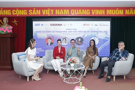 Các diễn giả, chuyên gia trao đổi thông tin với nữ sinh tại chương trình.