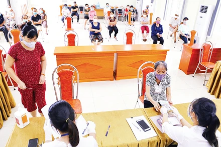 Phường Nguyễn Trãi (quận Hà Đông) tổ chức chi trả tiền hỗ trợ người dân theo Nghị quyết 68/NQ-CP. Ảnh: HOÀNG HIẾU