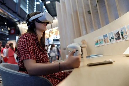 Người dùng trải nghiệm ứng dụng thực tế ảo với kính thực tế ảo của Meta Platforms. (Ảnh: Reuters)