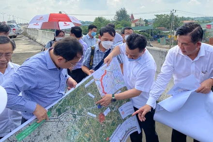 Đoàn khảo sát Ủy ban Kinh tế của Quốc hội khảo sát thực địa Dự án Vành đai 3 tại điểm giao cắt với cao tốc Thành phố Hồ Chí Minh-Trung Lương.