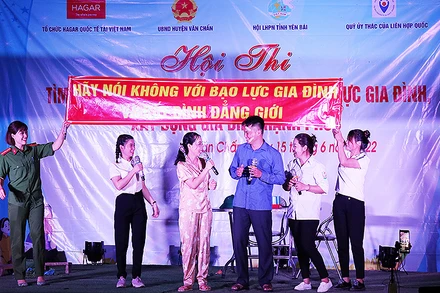 Buổi truyền thông phòng, chống bạo lực gia đình tại xã Minh An (huyện Văn Chấn, tỉnh Yên Bái).