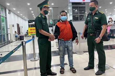 Anh Pui Thái (mặc áo đỏ-giữa) được các lực lượng giải cứu trở về nhà vào ngày 3/7.