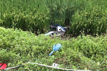 Chiếc xe máy bị bỏ lại hiện trường sau vụ hỗ chiến giữa hai nhóm thanh niên.