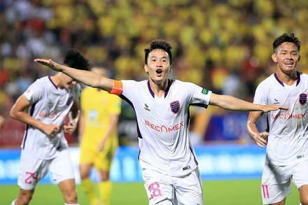 Văn Vũ ghi bàn thắng duy nhất cho Becamex Bình Dương trong trận thắng Nam Ðịnh. (Ảnh VPF) 