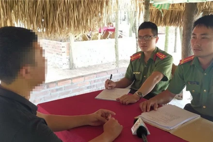 Một nạn nhân (áo đen, bên trái) bị lừa đảo bán sang Campuchia với lời hứa 'việc nhẹ, lương cao. (Ảnh minh họa. Nguồn: Bộ Công an)