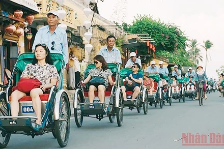 Du khách thăm khu phố cổ Hội An sau 2 năm đóng cửa vì dịch Covid-19.