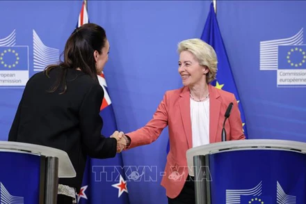 Chủ tịch Ủy ban châu Âu (EC), bà Ursula von der Leyen (phải) và Thủ tướng New Zealand, Jacinda Ardern (trái), tại cuộc họp báo chung sau lễ ký ở Brussels, (Bỉ), ngày 30/6/2002. Ảnh: AFP/TTXVN