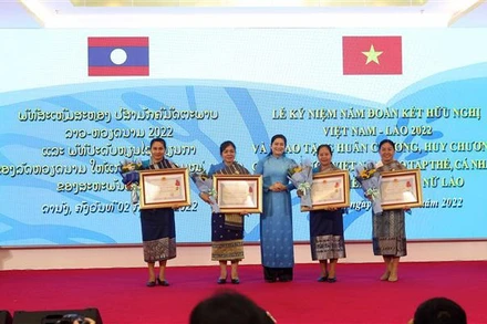 Thừa ủy quyền Chủ tịch nước, Hội Liên hiệp Phụ nữ Việt Nam đã trao tặng huân chương, huy chương cho các tập thể, cá nhân Hội Liên hiệp Phụ nữ Lào. (Nguồn: TTXVN)