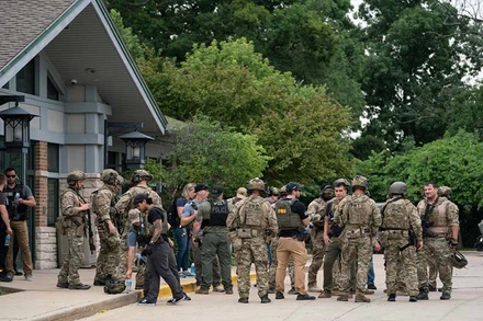 FBI và nhân viên thực thi pháp luật tập trung gần hiện trường vụ xả súng. (Ảnh: Reuters)