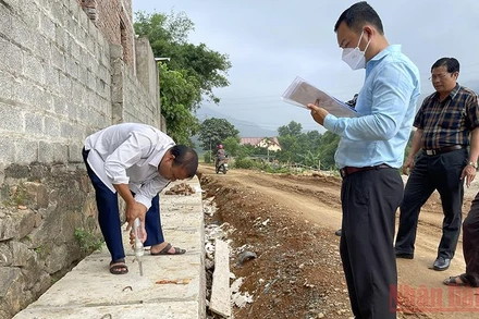 Các chuyên gia bắn súng bật nẩy để kiểm tra chất lượng công trình.