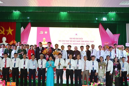 Đại biểu tặng hoa chúc mừng Ban Chấp hành Hội Chữ thập đỏ tỉnh Đồng Tháp khóa 7.