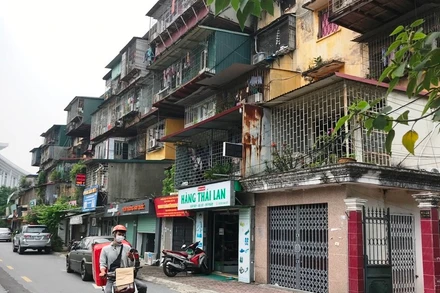 Chung cư cũ trên địa bàn thành phố Hà Nội. Ảnh: NGỌC ANH