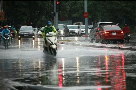 Khu vực Hà Nội chiều tối và đêm nay khả năng có mưa rào và dông, cục bộ có mưa to. (Ảnh minh họa)