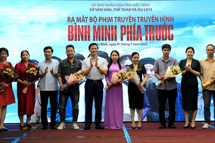 Lãnh đạo tỉnh Bắc Ninh tặng hoa cho Đoàn làm phim “Bình minh phía trước”.
