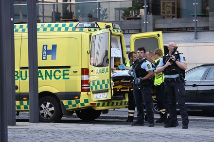 Xe cứu thương và cảnh sát mang theo vũ khí đứng bên ngoài trung tâm mua sắm Field's tại Orestad, thủ đô Copenhagen, Đan Mạch, ngày 3/7. (Ảnh: Reuters)