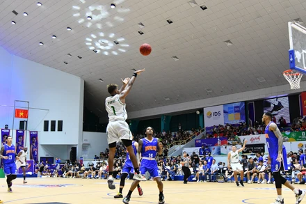 Với sự vào tay của Amaury Bueno và Lê Khắc Đăng Khoa, đội khách Cantho Catfish nhanh chóng gỡ hòa và có thời điểm vượt lên dẫn trước sự lúng túng trong việc triển khai lối chơi của đội bóng Thủ đô.