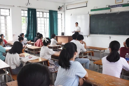 Các thí sinh tại Đà Nẵng nghe cán bộ coi thi phổ biến quy chế thi.